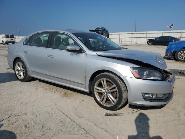 1VWBS7A34FC004741 - 2015 VOLKSWAGEN PASSAT SE SILVER photo 4