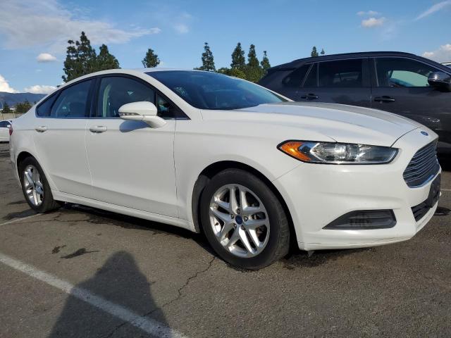 3FA6P0HDXFR249496 - 2015 FORD FUSION SE WHITE photo 4