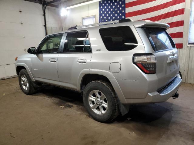 JTEMU5JR7P6129744 - 2023 TOYOTA 4RUNNER SE SILVER photo 2