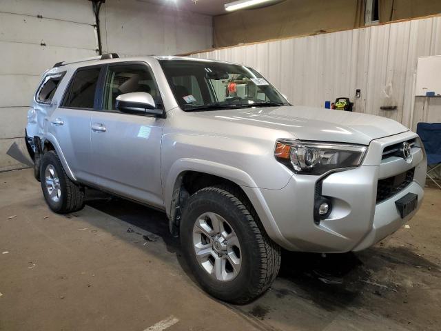 JTEMU5JR7P6129744 - 2023 TOYOTA 4RUNNER SE SILVER photo 4