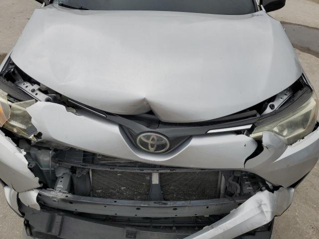 JTMZFREV5JJ160501 - 2018 TOYOTA RAV4 LE Plata foto 12