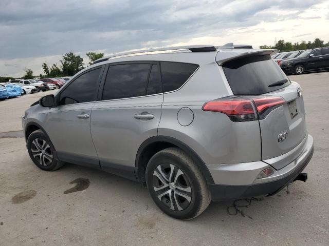 JTMZFREV5JJ160501 - 2018 TOYOTA RAV4 LE Plata foto 2