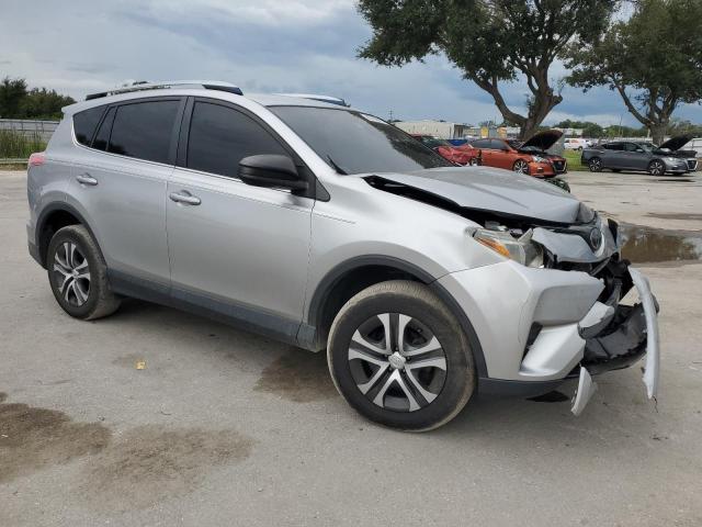 JTMZFREV5JJ160501 - 2018 TOYOTA RAV4 LE Plata foto 4