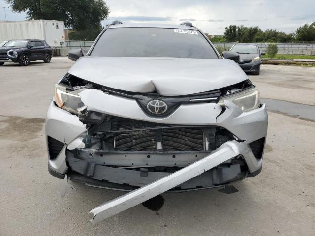 JTMZFREV5JJ160501 - 2018 TOYOTA RAV4 LE Plata foto 5