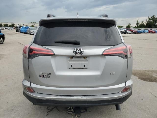 JTMZFREV5JJ160501 - 2018 TOYOTA RAV4 LE Plata foto 6
