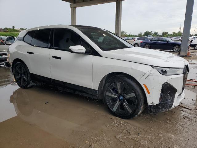 WB523CF04RCN04826 - 2024 BMW IX XDRIVE50 WHITE photo 4