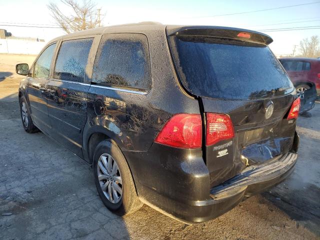 2C4RVABG4ER135293 - 2014 VOLKSWAGEN ROUTAN SE BLACK photo 2