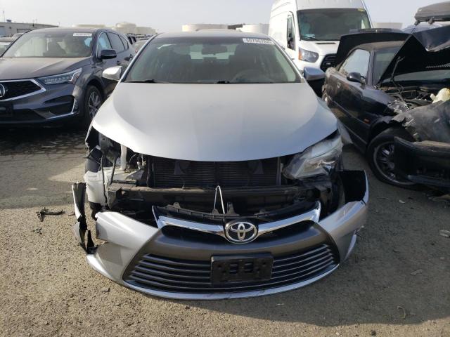 4T4BF1FKXFR466558 - 2015 TOYOTA CAMRY LE SILVER photo 5