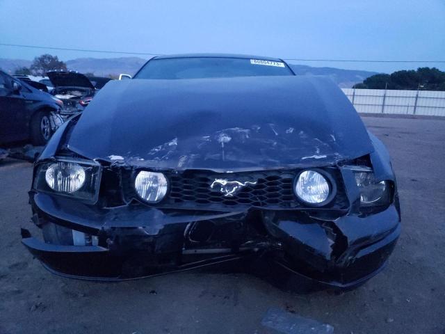 1ZVFT82HX55173129 - 2005 FORD MUSTANG GT BLACK photo 5