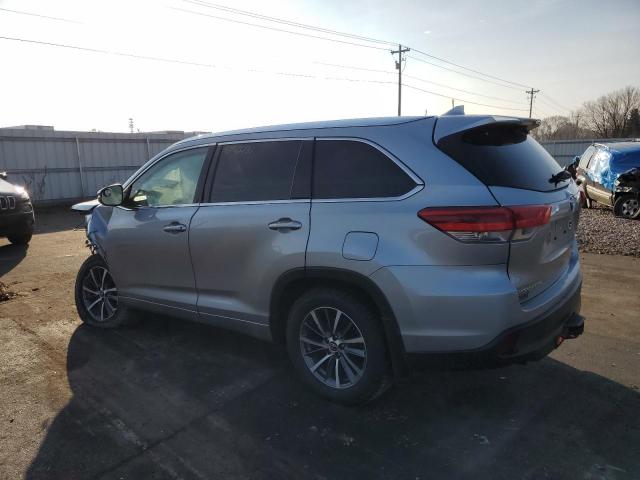 5TDJZRFH5JS821542 - 2018 TOYOTA HIGHLANDER SE SILVER photo 2