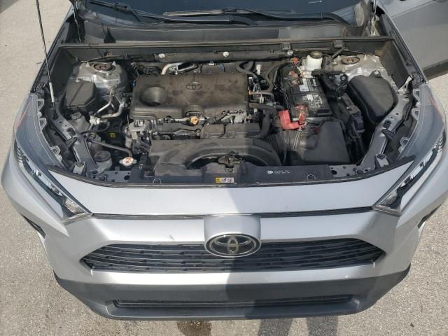 2T3P1RFV0MW151361 - 2021 TOYOTA RAV4 XLE 银色 照片 12