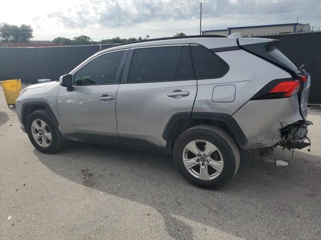 2T3P1RFV0MW151361 - 2021 TOYOTA RAV4 XLE 银色 照片 2