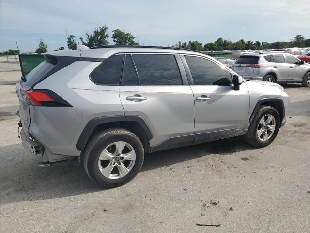 2T3P1RFV0MW151361 - 2021 TOYOTA RAV4 XLE 银色 照片 3