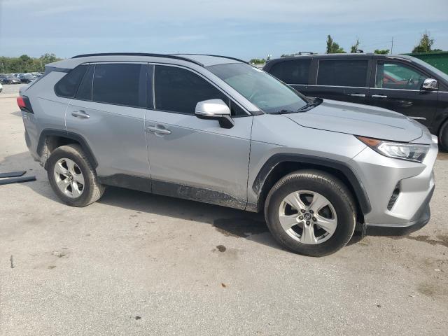 2T3P1RFV0MW151361 - 2021 TOYOTA RAV4 XLE 银色 照片 4