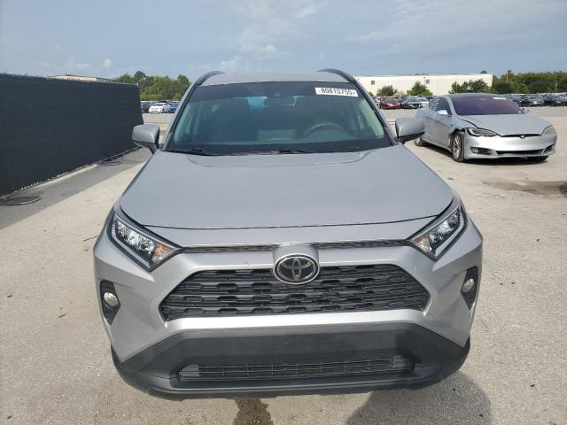 2T3P1RFV0MW151361 - 2021 TOYOTA RAV4 XLE 银色 照片 5