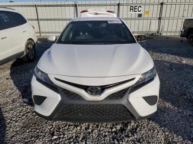 4T1B11HK1JU121059 - 2018 TOYOTA CAMRY L WHITE photo 5