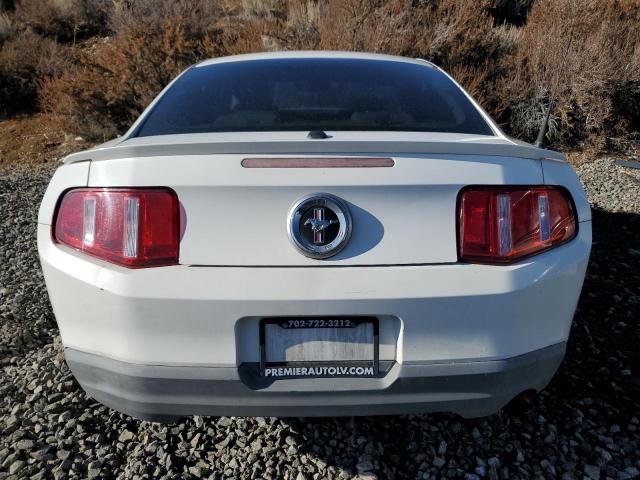 1ZVBP8AN0A5140354 - 2010 FORD MUSTANG WHITE photo 6