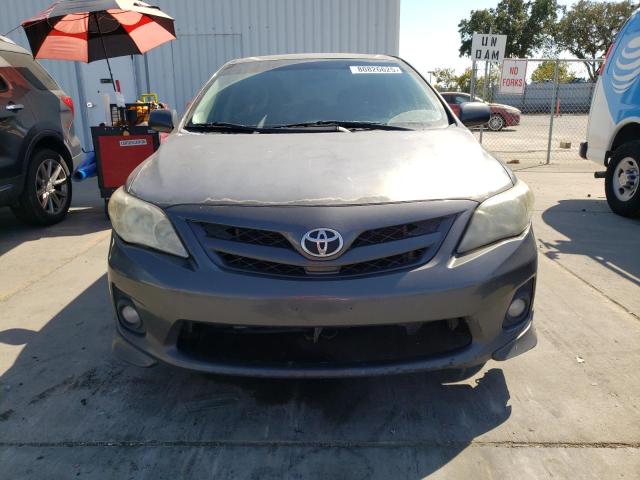 5YFBU4EE3DP093357 - 2013 TOYOTA COROLLA BASE ნაცრისფერი ფოტო 5