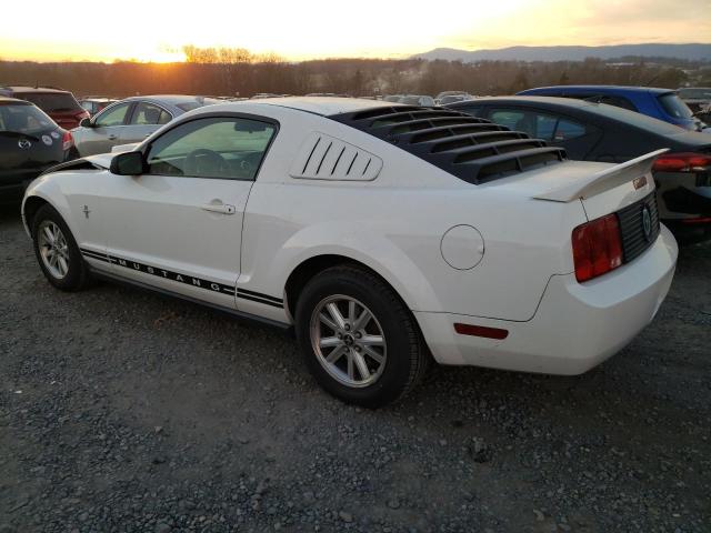 1ZVHT80N285101587 - 2008 FORD MUSTANG WHITE photo 2