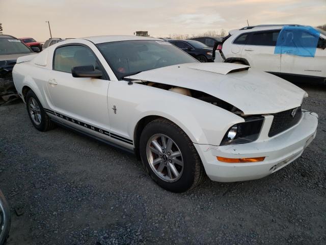 1ZVHT80N285101587 - 2008 FORD MUSTANG WHITE photo 4