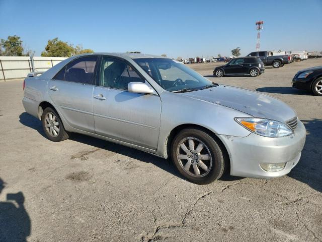 JTDBE32K920127407 - 2002 TOYOTA CAMRY LE SILVER photo 4