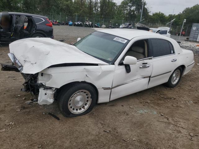 2002 LINCOLN TOWN CAR EXECUTIVE, 