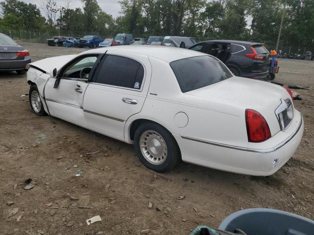 1LNHM81W32Y642964 - 2002 LINCOLN TOWN CAR EXECUTIVE WHITE photo 2