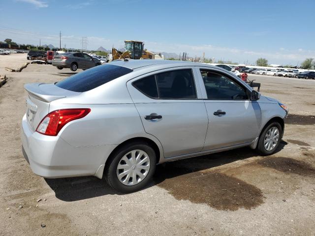 3N1CN7AP7JL807867 - 2018 NISSAN VERSA S Silber Foto 3