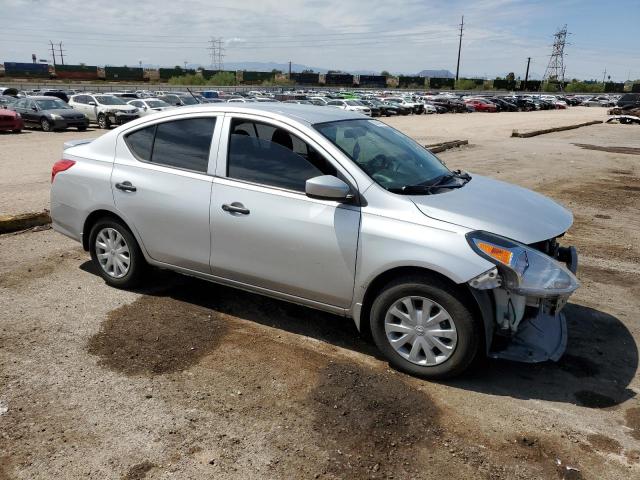 3N1CN7AP7JL807867 - 2018 NISSAN VERSA S Silber Foto 4