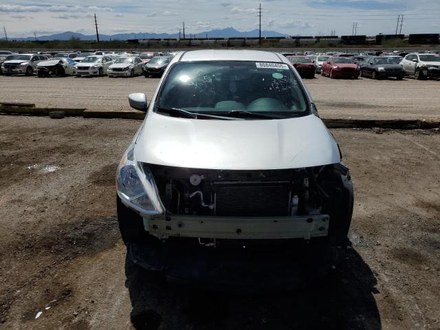 3N1CN7AP7JL807867 - 2018 NISSAN VERSA S Silber Foto 5