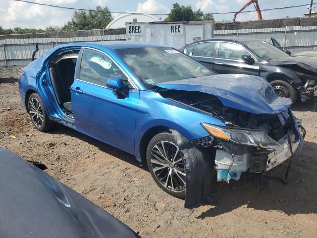 4T1G11AK2LU324402 - 2020 TOYT CAMRY SE BLUE photo 4