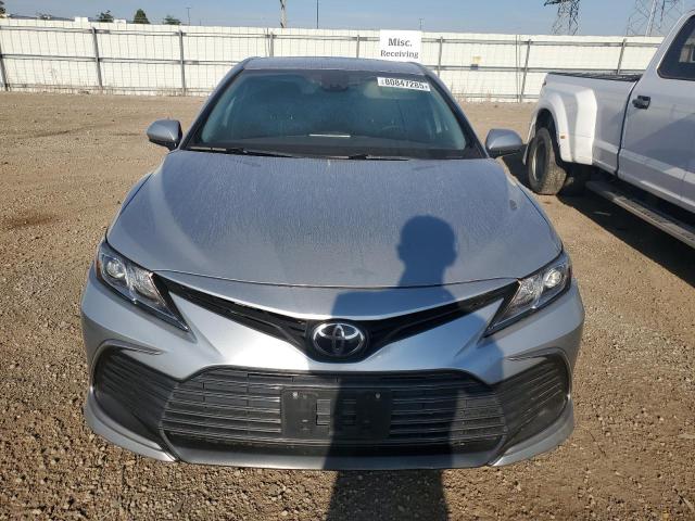 4T1C11AK2MU562119 - 2021 TOYOTA CAMRY LE SILVER photo 5