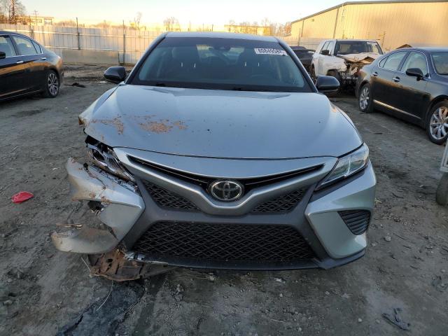 4T1B11HKXJU606963 - 2018 TOYOTA CAMRY L SILVER photo 5