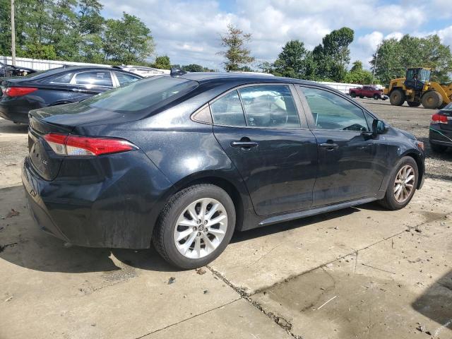 5YFHPRAEXLP033708 - 2020 TOYOTA COROLLA LE Schwarz Foto 3