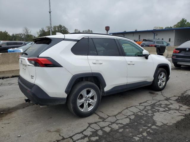 2T3P1RFV4MC149176 - 2021 TOYOTA RAV4 XLE WHITE photo 3