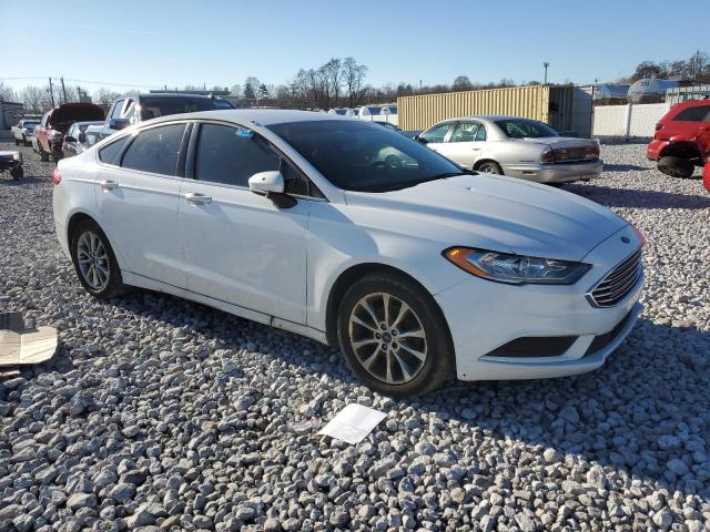 3FA6P0H78HR355815 - 2017 FORD FUSION SE WHITE photo 4