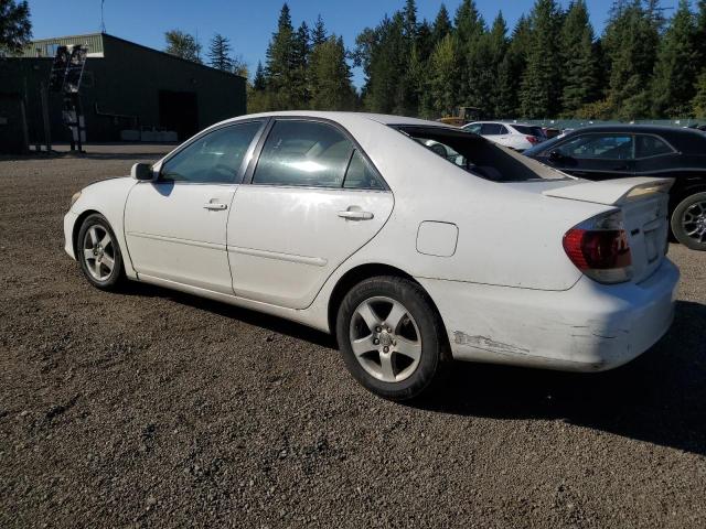 JTDBE32K153019043 - 2005 TOYOTA CAMRY LE WHITE photo 2