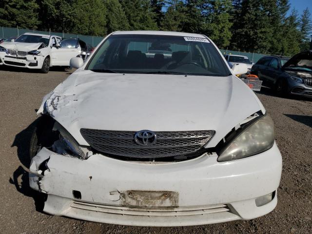 JTDBE32K153019043 - 2005 TOYOTA CAMRY LE WHITE photo 5