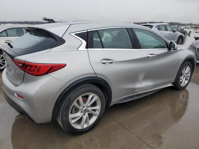 SJKCH5CP5JA056875 - 2018 INFINITI QX30 BASE SILVER photo 3