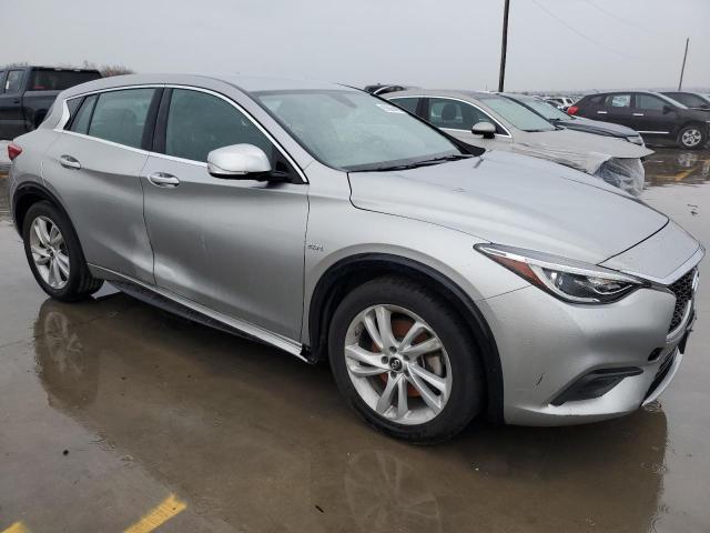 SJKCH5CP5JA056875 - 2018 INFINITI QX30 BASE فضي صورة 4