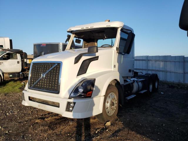 4V4NC9EG7FN185798 - 2015 VOLVO VN VNL WHITE photo 2