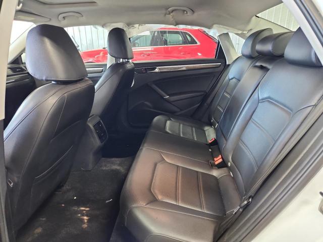 1VWBT7A32HC002874 - 2017 VOLKSWAGEN PASSAT SE WHITE photo 10