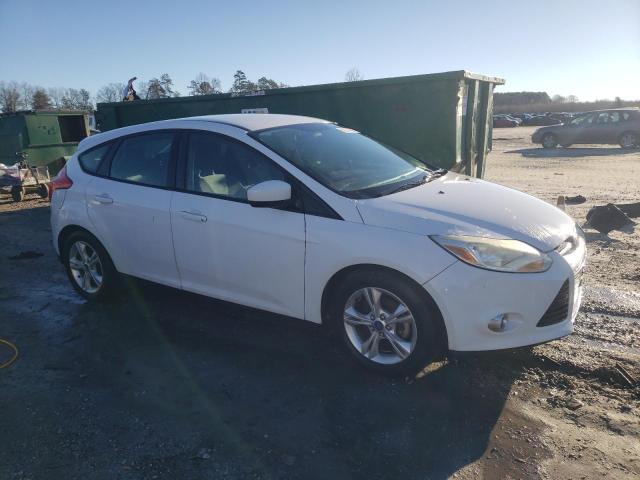 1FAHP3K28CL354243 - 2012 FORD FOCUS SE WHITE photo 4