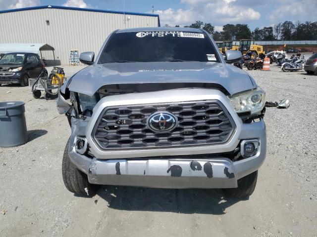 5TFCZ5AN6HX051130 - 2017 TOYOTA TACOMA DOUBLE CAB SILVER photo 5