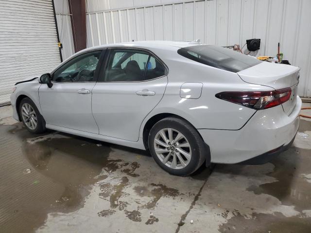 4T1C11AK2NU004823 - 2022 TOYOTA CAMRY LE WHITE photo 2