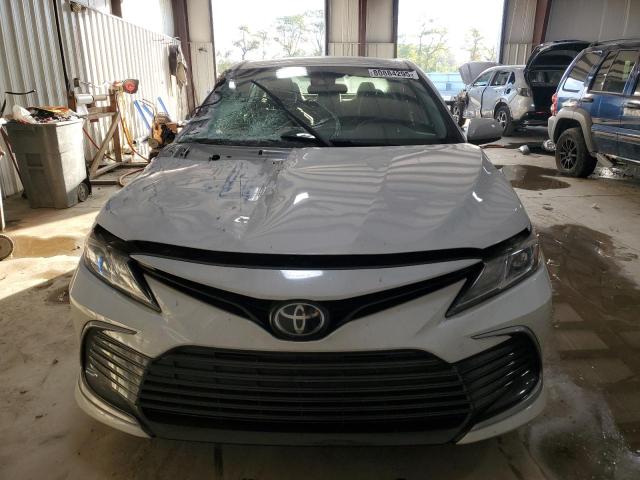 4T1C11AK2NU004823 - 2022 TOYOTA CAMRY LE WHITE photo 5