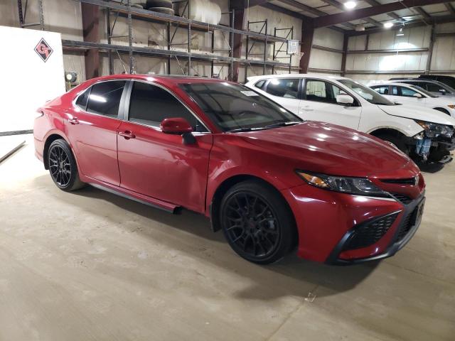 4T1G11AK7MU497883 - 2021 TOYOTA CAMRY SE BURGUNDY photo 4