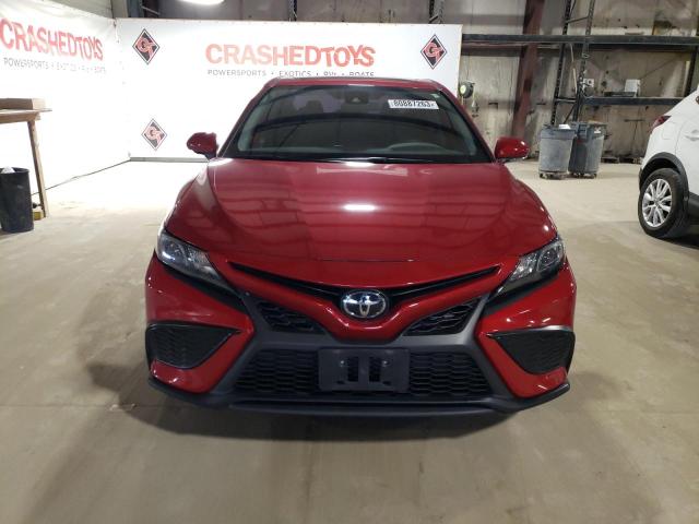 4T1G11AK7MU497883 - 2021 TOYOTA CAMRY SE BURGUNDY photo 5