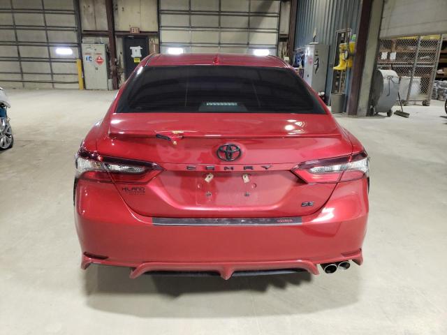 4T1G11AK7MU497883 - 2021 TOYOTA CAMRY SE BURGUNDY photo 6