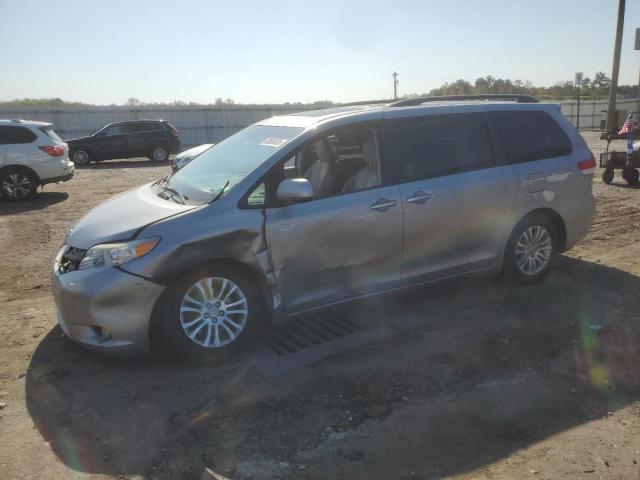 2013 TOYOTA SIENNA XLE, 